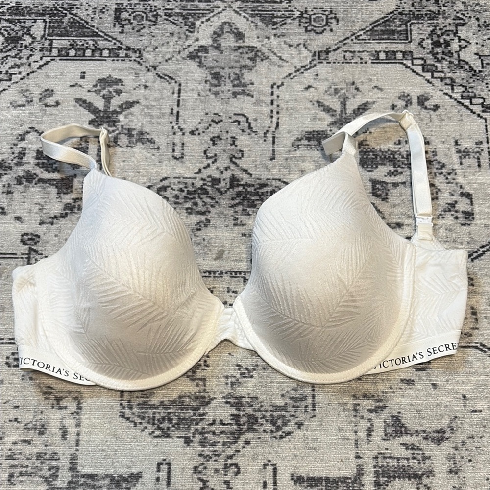 Victoria's Secret White t-shirt lightly lined Demi 34DDD